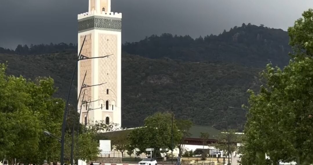 رئيس الجماعة الحضرية لمدينة أزرو في فوهة بركان خروقات صفقات عمومية وتضارب المصالح ومخالفة قانون  التعمير .