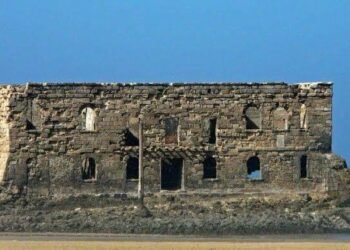 انهيار جزئي بمعلمة “دار البحر كسمار” بطرفاية يدق ناقوس الخطر ويستدعي تدخلًا عاجلًا .