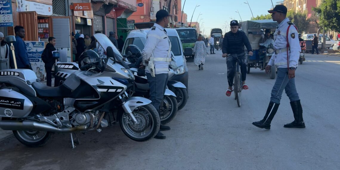 كوكبة الدراجات النارية لدرك الجديدة تحجز شاحنة محمّلة بملابس غير موثقة بمدخل طريق أزمور السيار